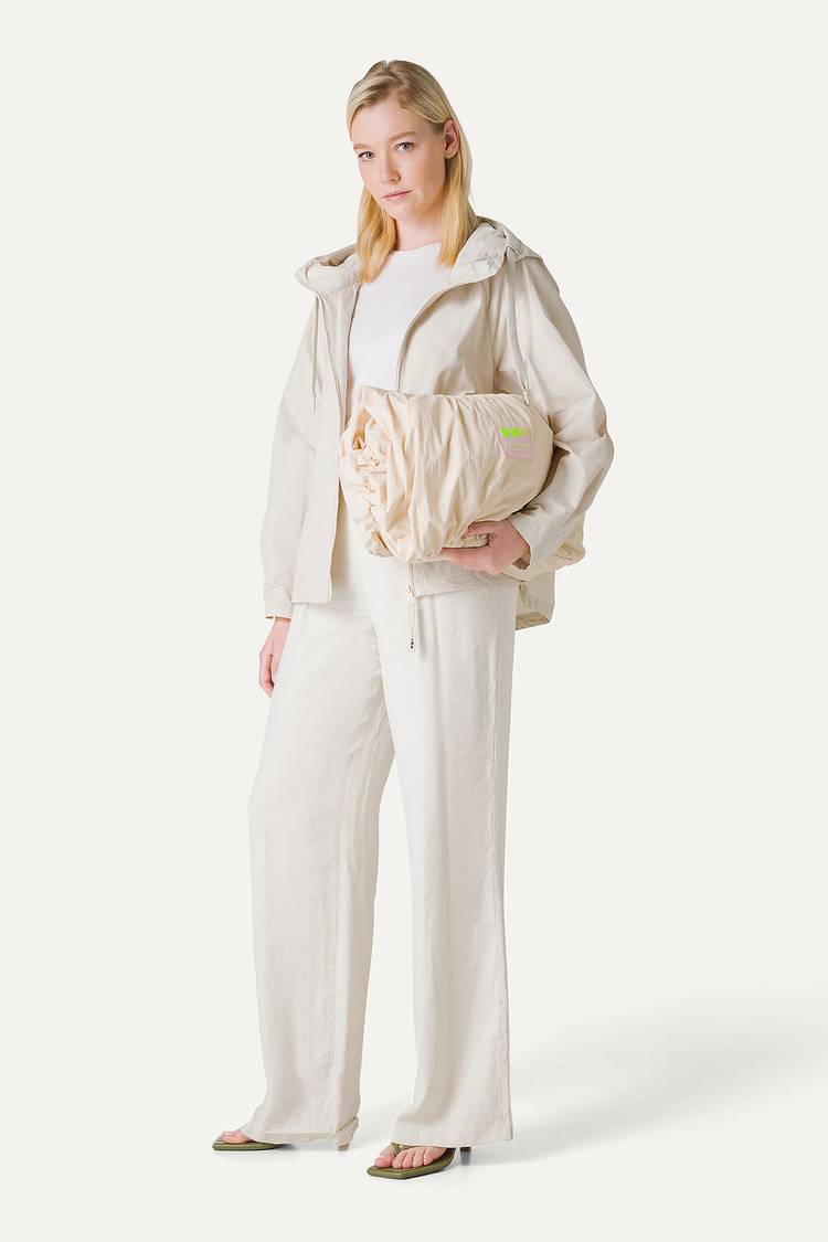 Oof Wear GIACCA CORTA IN NYLON MEMORY CON ARRICIO SULLA SCHIENA 9139 - PANNA Qualità Garantita