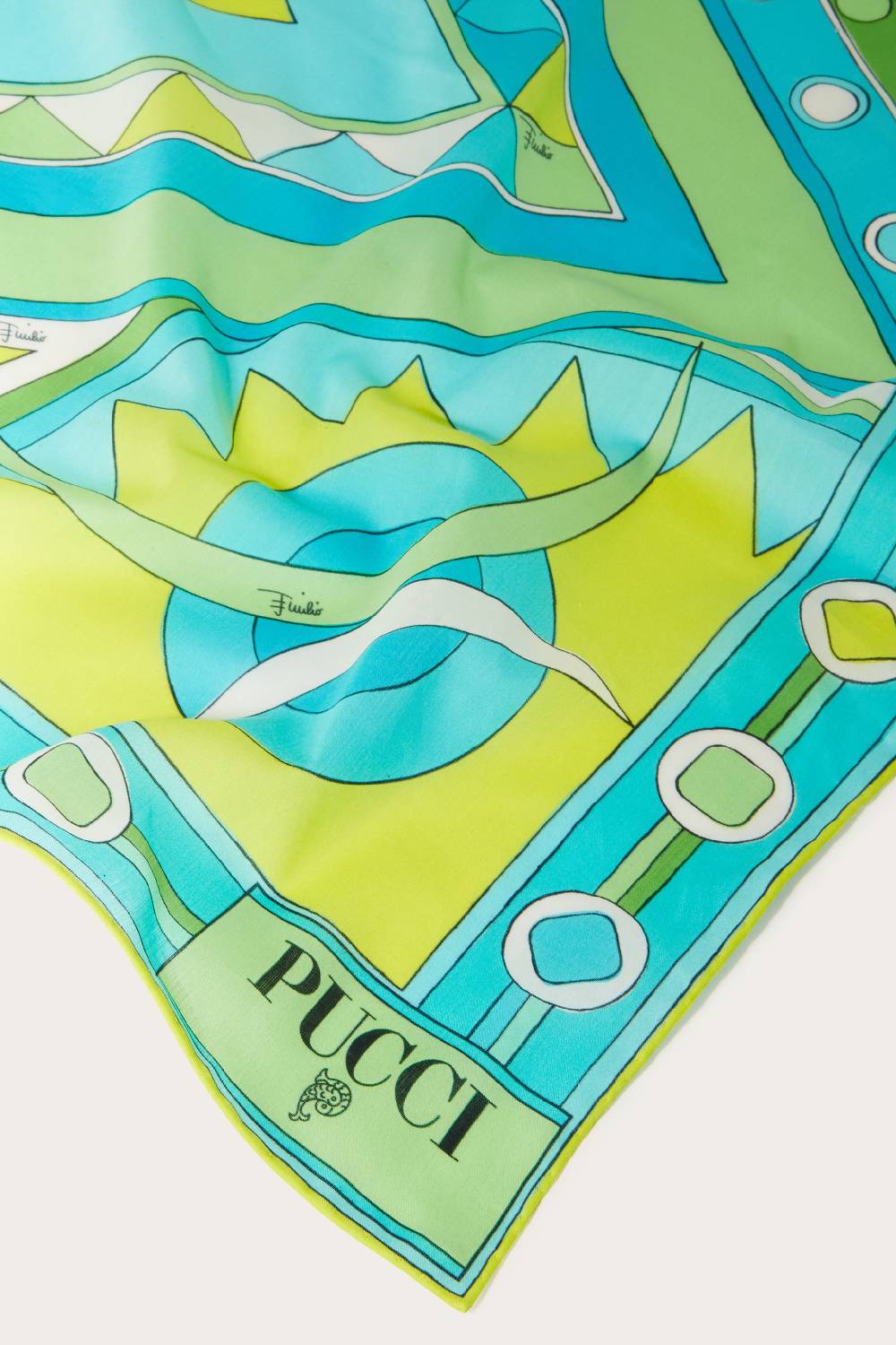Pucci Carré piccolo con stampa Vivara Fino al 65% di sconto