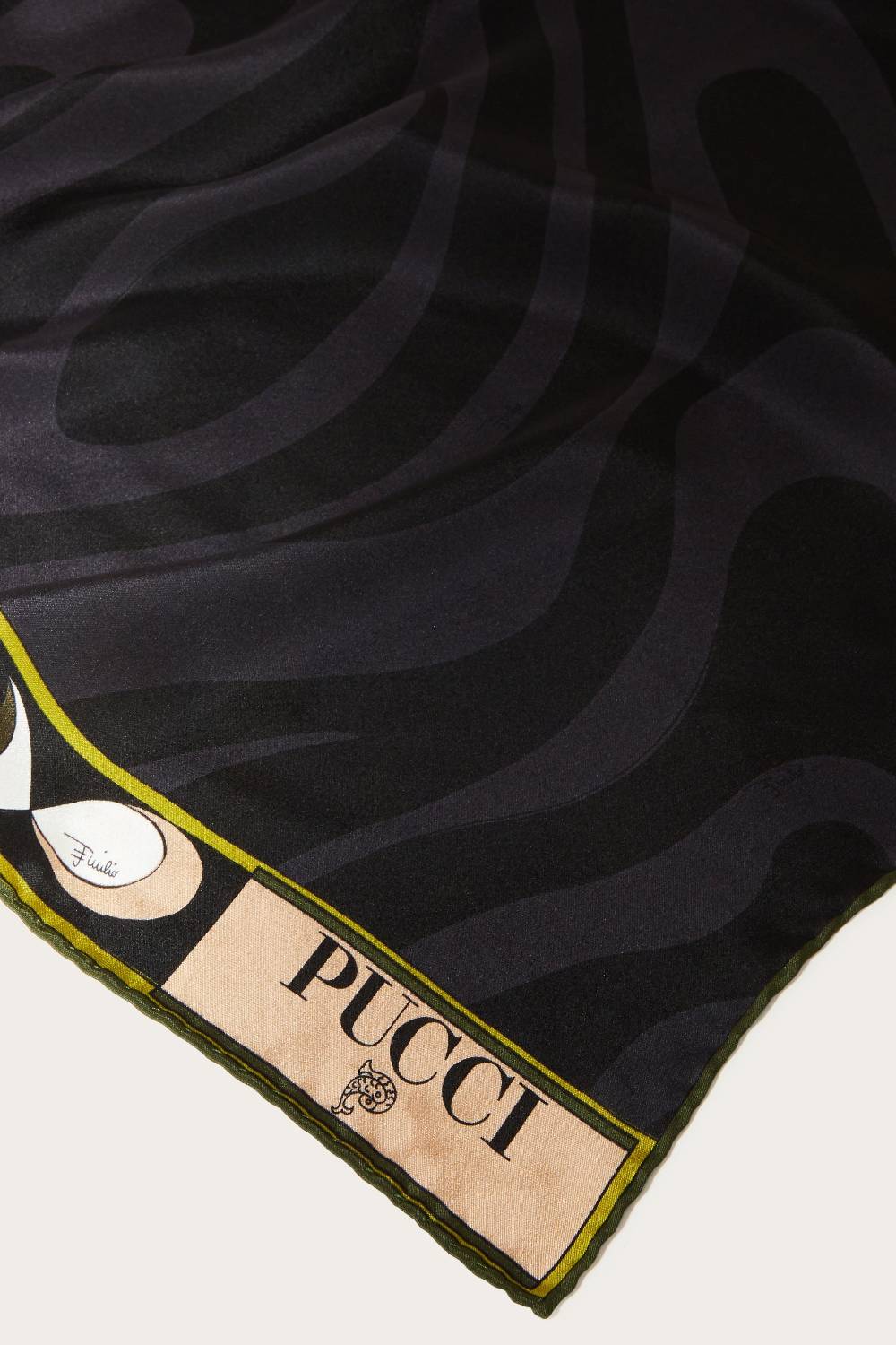 Pucci Hijab in seta con stampe Marmo e Pesci Fino al 55% di sconto