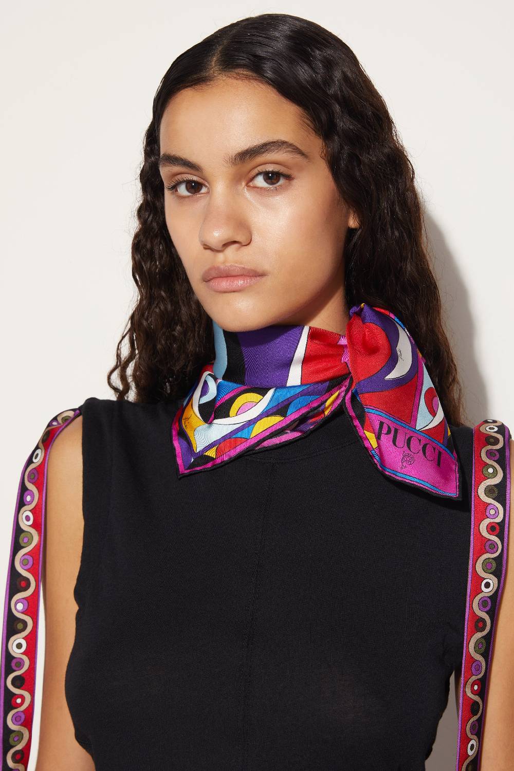 Pucci Carré piccolo in seta con stampa Cigni Super sconto