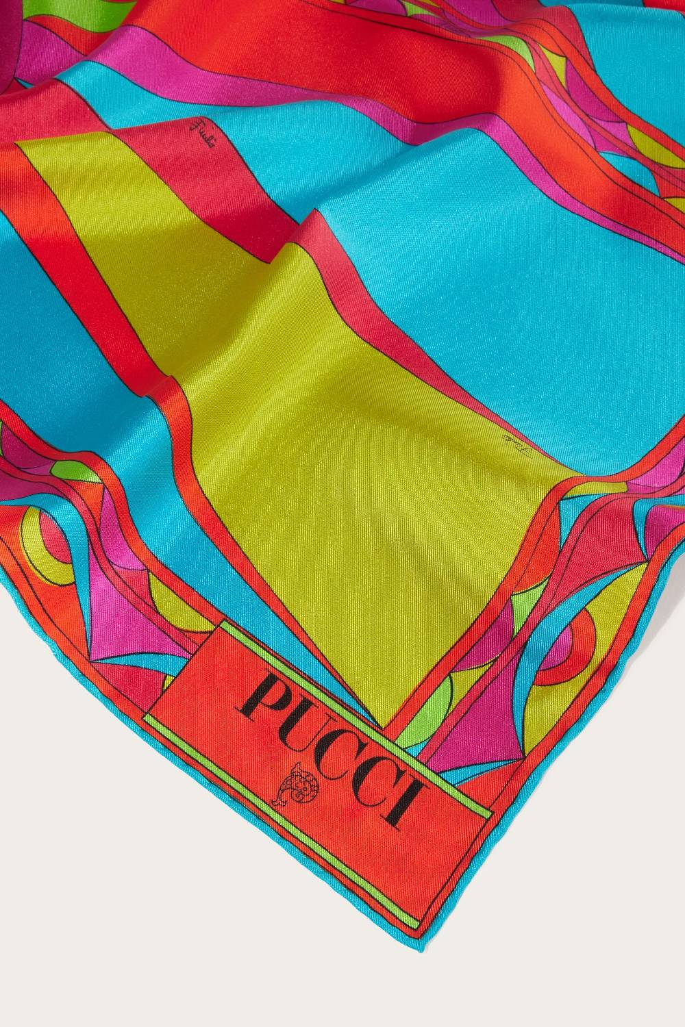 Pucci Carré grande in seta con stampa Cigni Enormi sconti