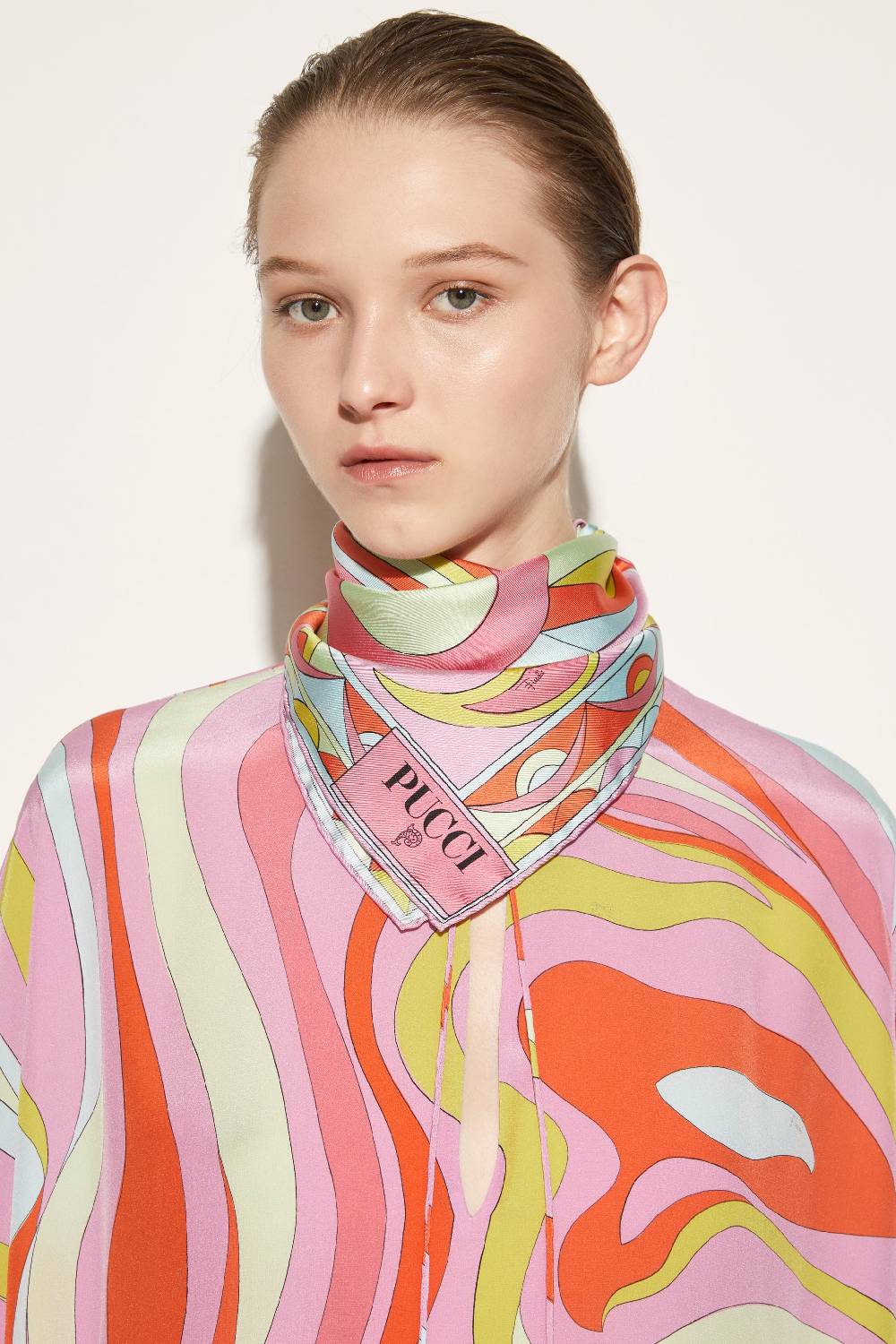 Pucci Carré piccolo in seta con stampa Cigni Offerta