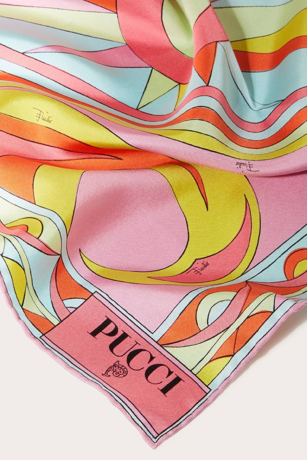 Pucci Carré piccolo in seta con stampa Cigni Offerta