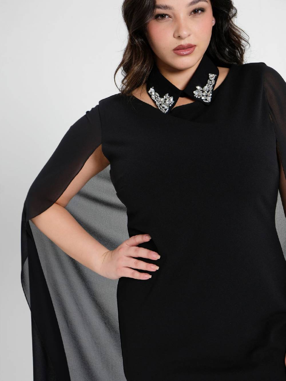 Rinascimento Tubino Curvy con Mantella e Colletto Offerte
