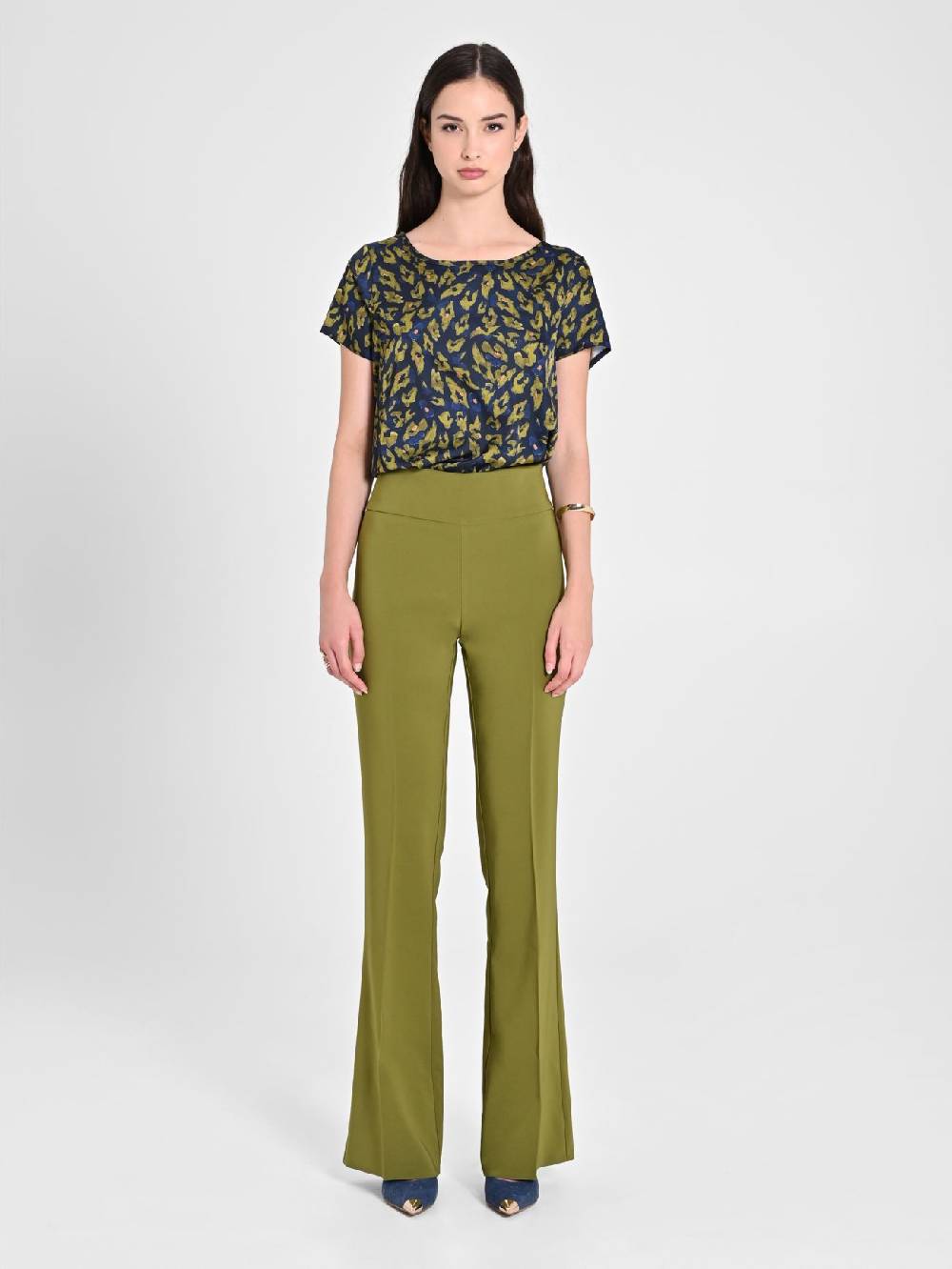 Rinascimento Pantaloni Flared in Tessuto Tecnico Verde Muschio Comprane uno, ottenene uno gratis