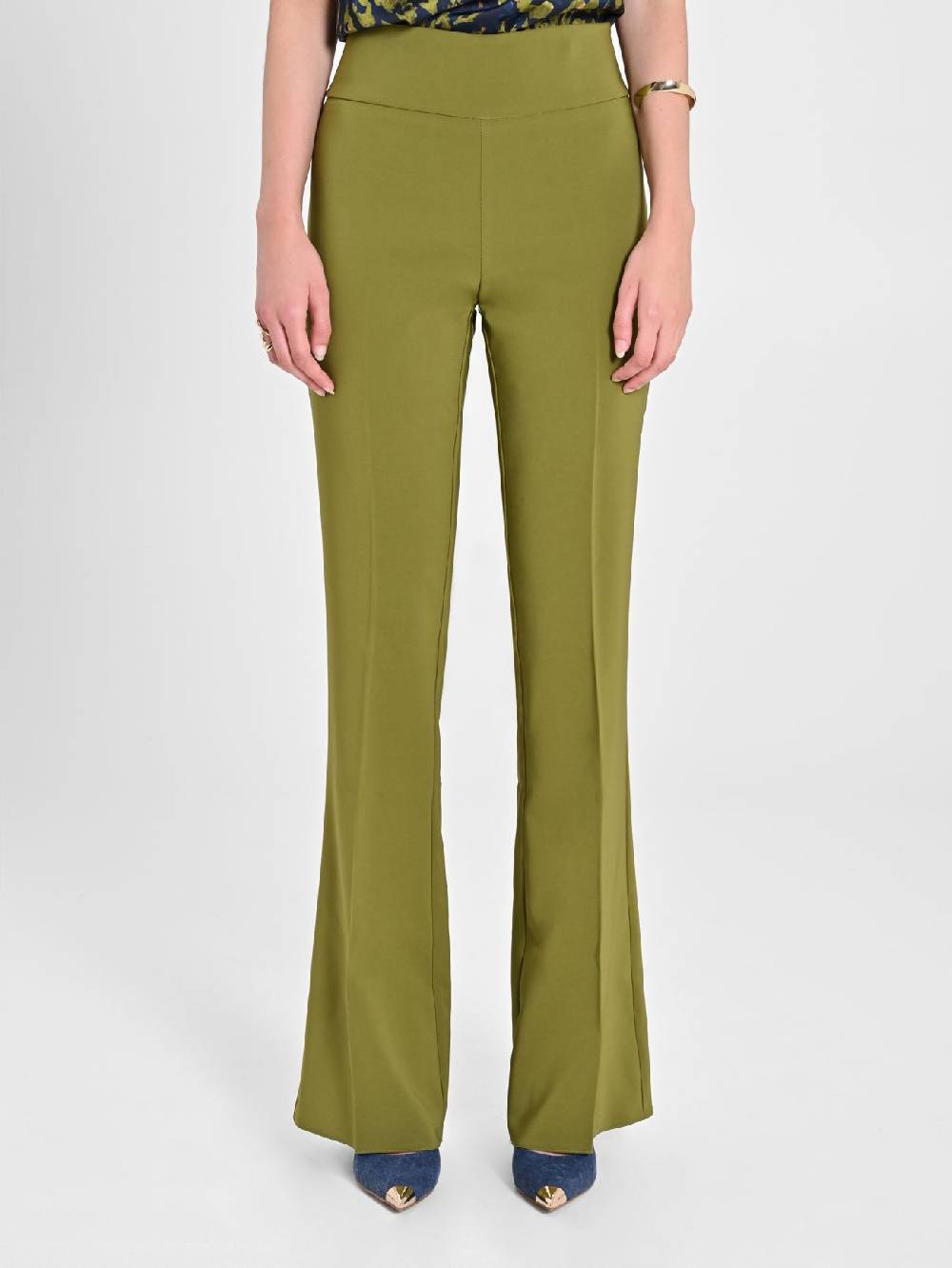Rinascimento Pantaloni Flared in Tessuto Tecnico Verde Muschio Comprane uno, ottenene uno gratis