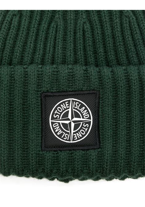 STONE ISLAND Berretto In Lana a Coste Verde Con Logo - STONE ISLAND Enormi sconti