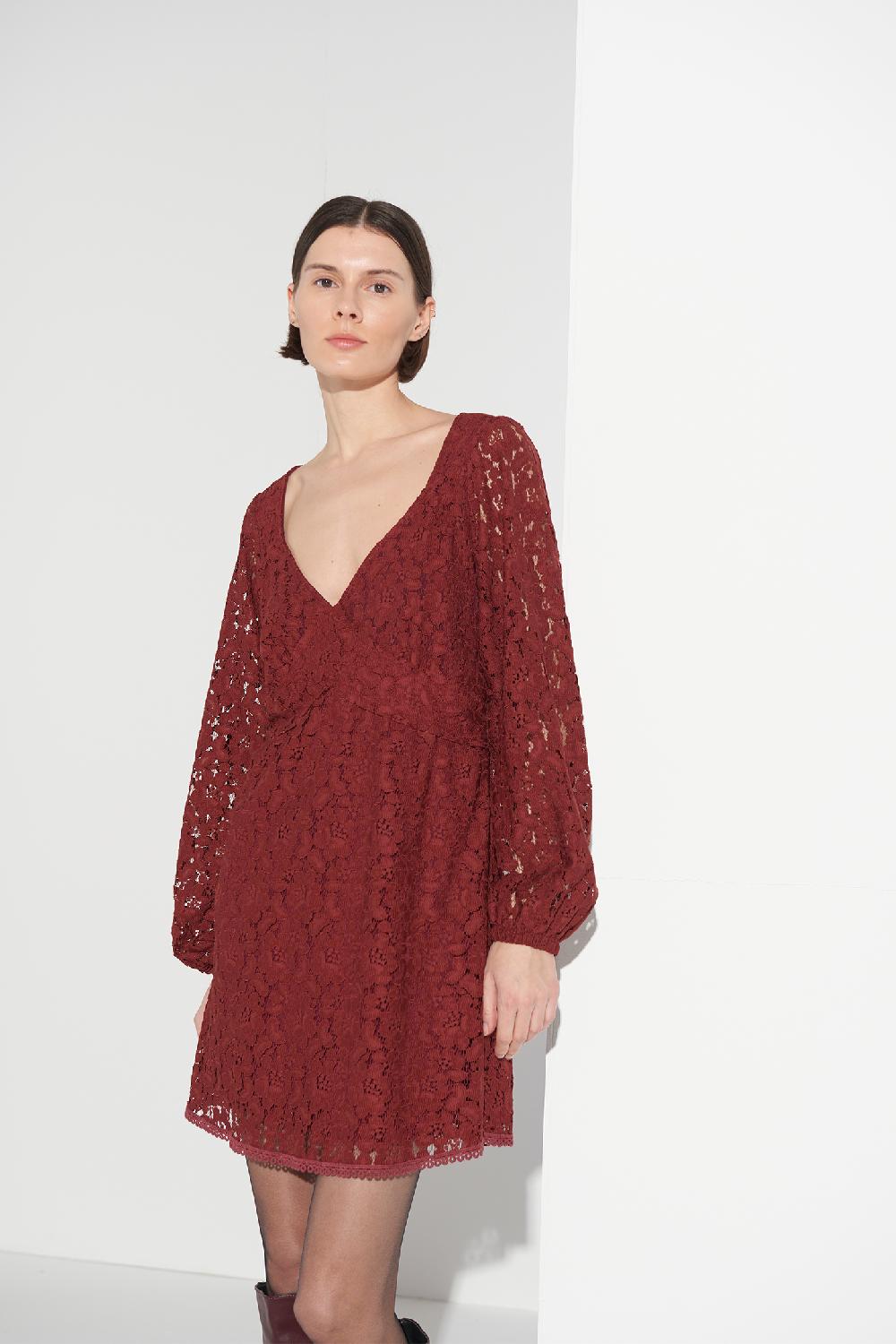 Soallure ABITO CORTO CON SCOLLO A V IN PIZZO 2025