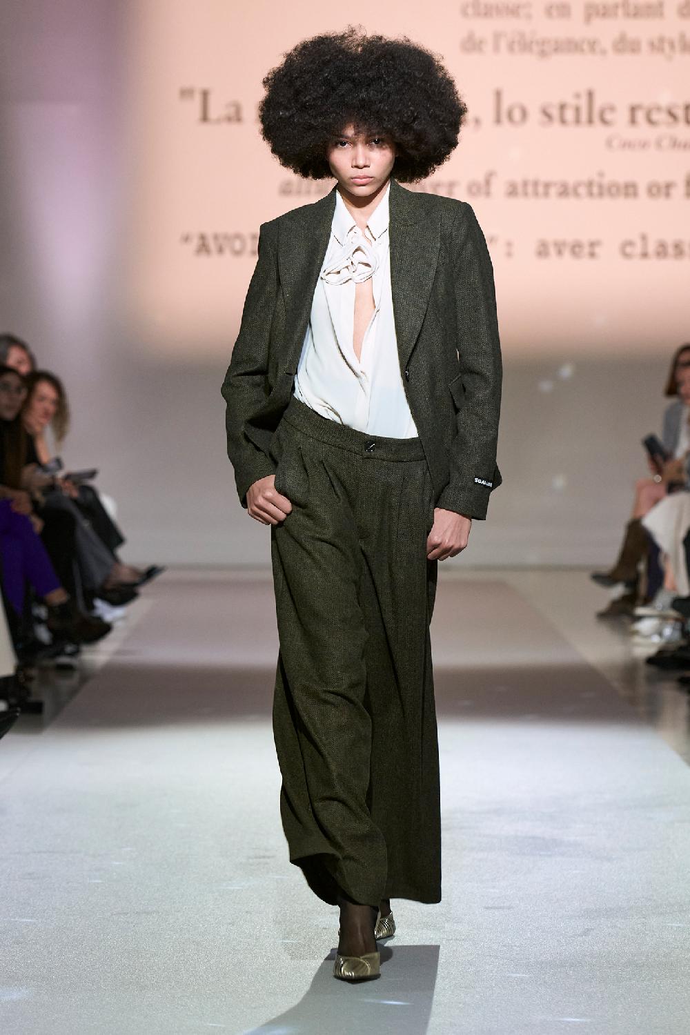 Soallure CAMICIA IN GEORGETTE CON DETTAGLIO ROSA Offerta migliore