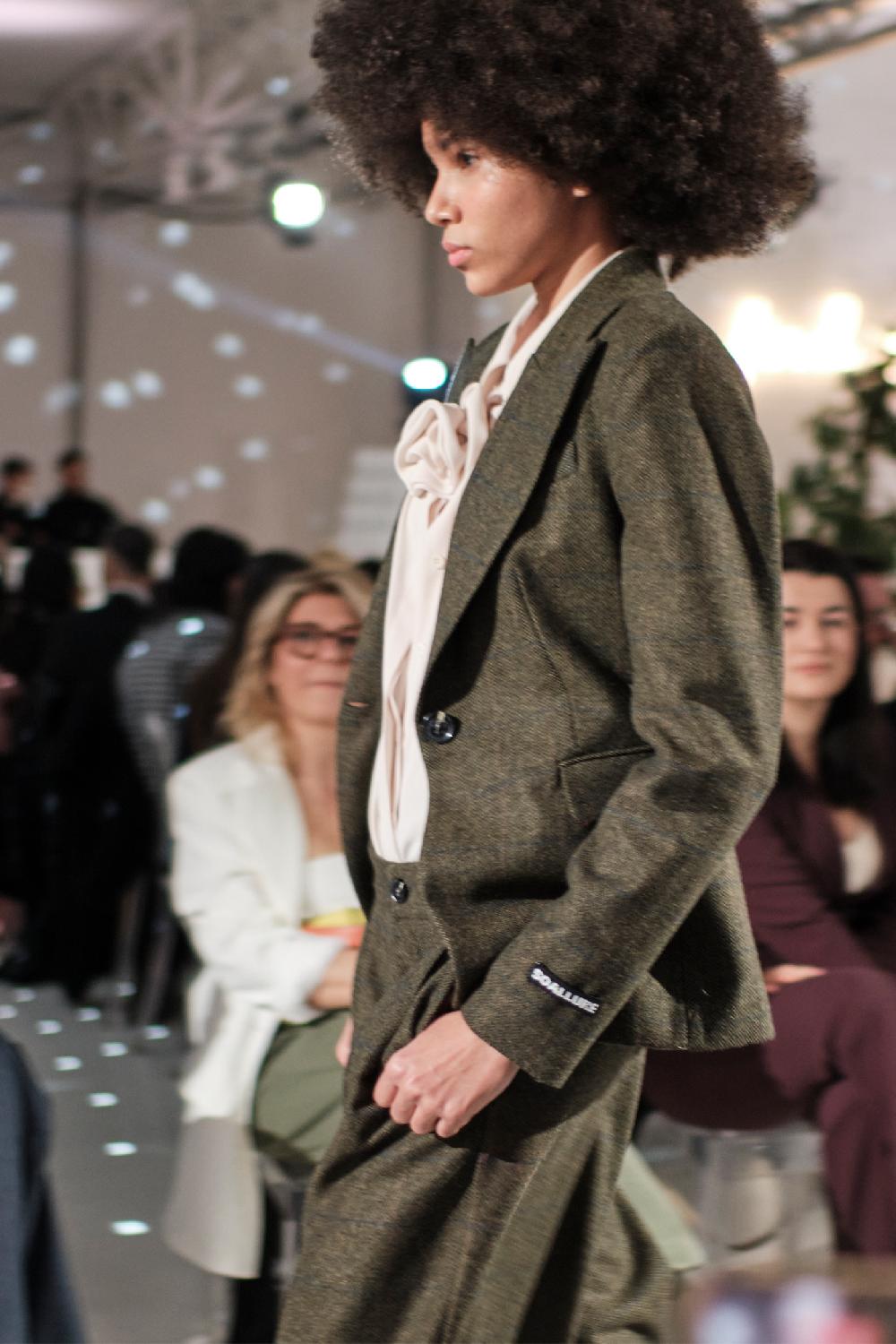 Soallure CAMICIA IN GEORGETTE CON DETTAGLIO ROSA Offerta migliore