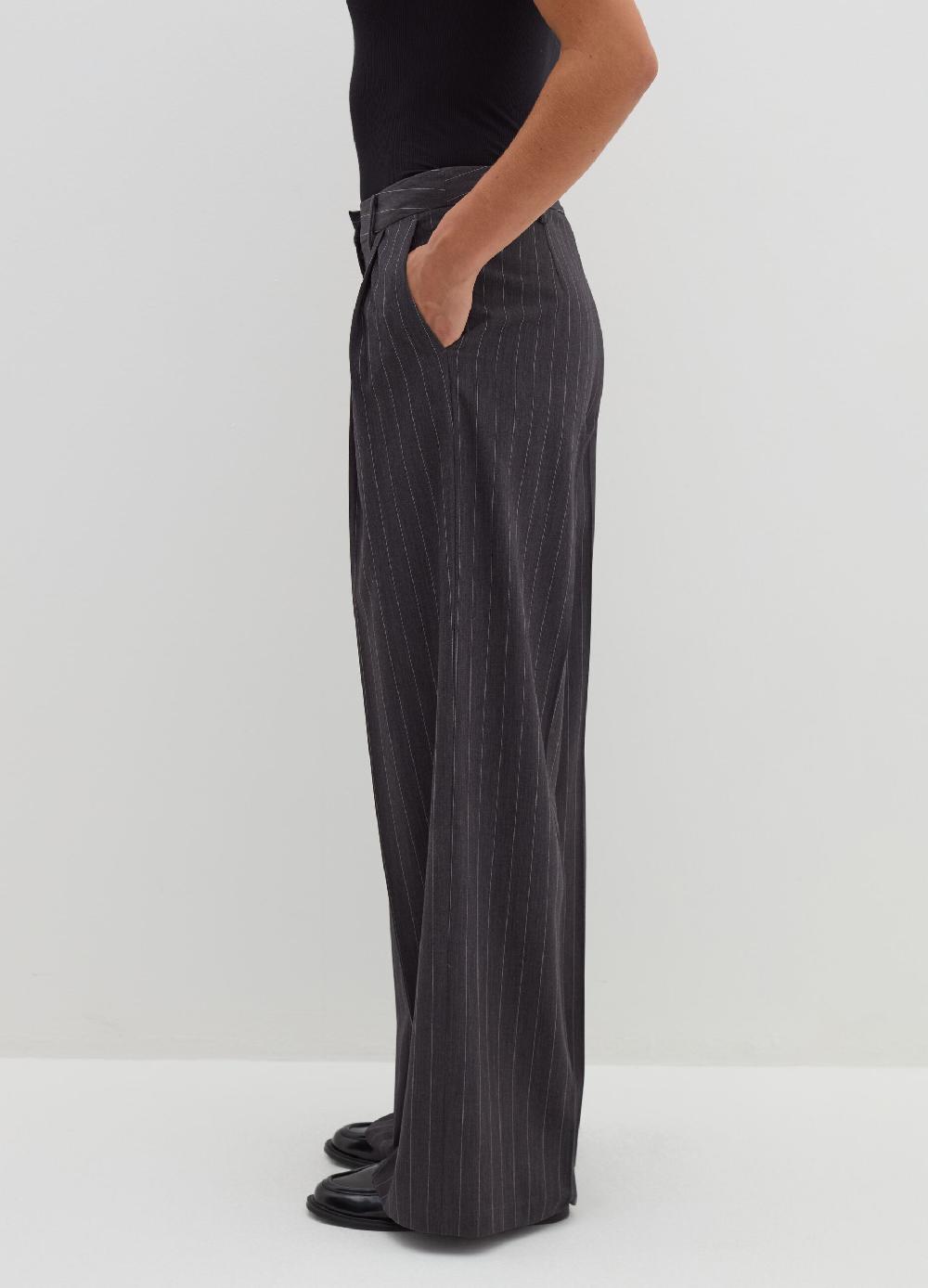 Stefanel Pantalone slouchy fit con pinces Comprane uno, ottenene uno gratis