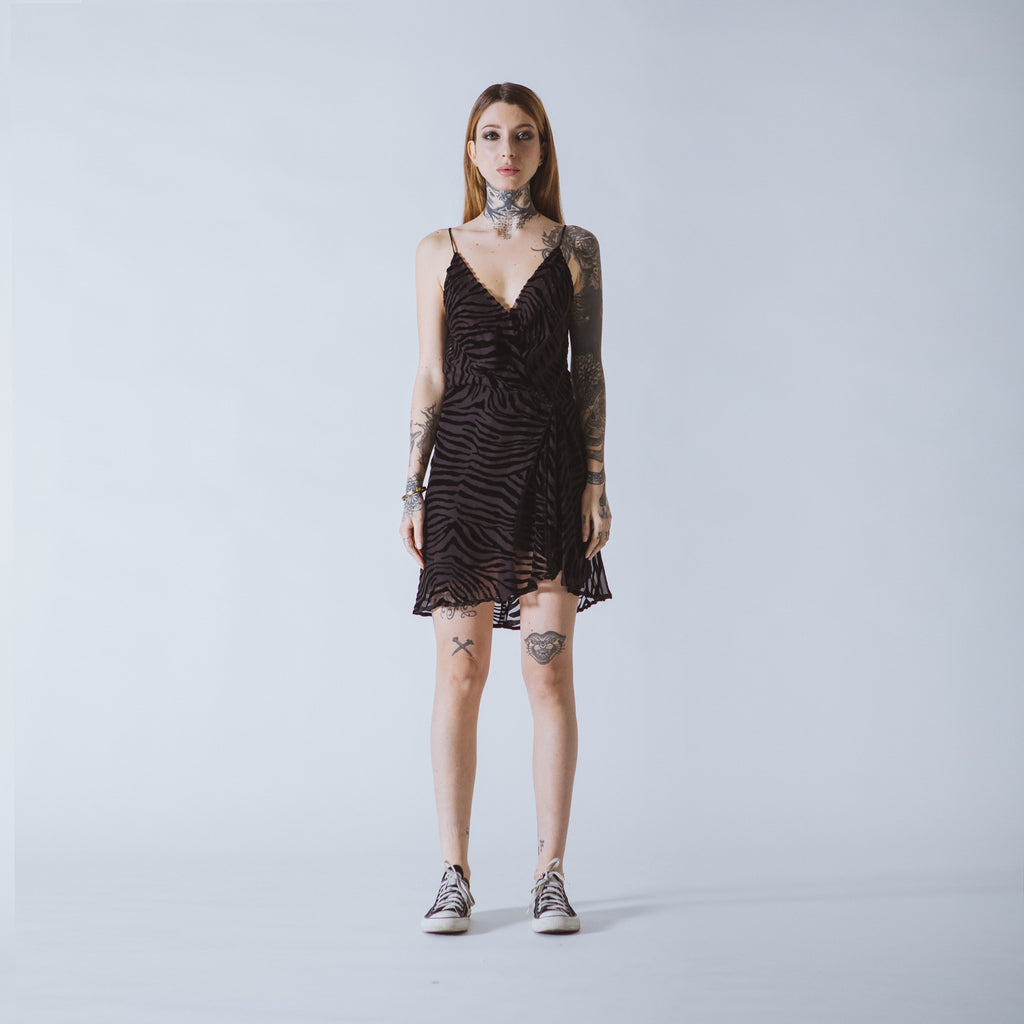 Sveta Milano Abito corto Nancy in velluto nero con motivo tiger Fino al 50% di sconto