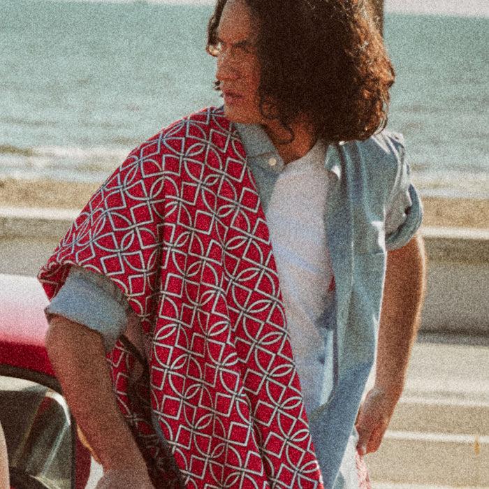 Ulturale T-Shirt bianca con taschino rosso e logomania bianca in 100% cotone - Ulturale Presa