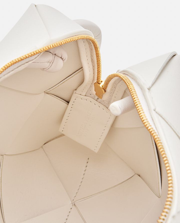 Bottega Veneta MINI CASSETTE CAMERA BAG IN PELLE Fornitura limitata