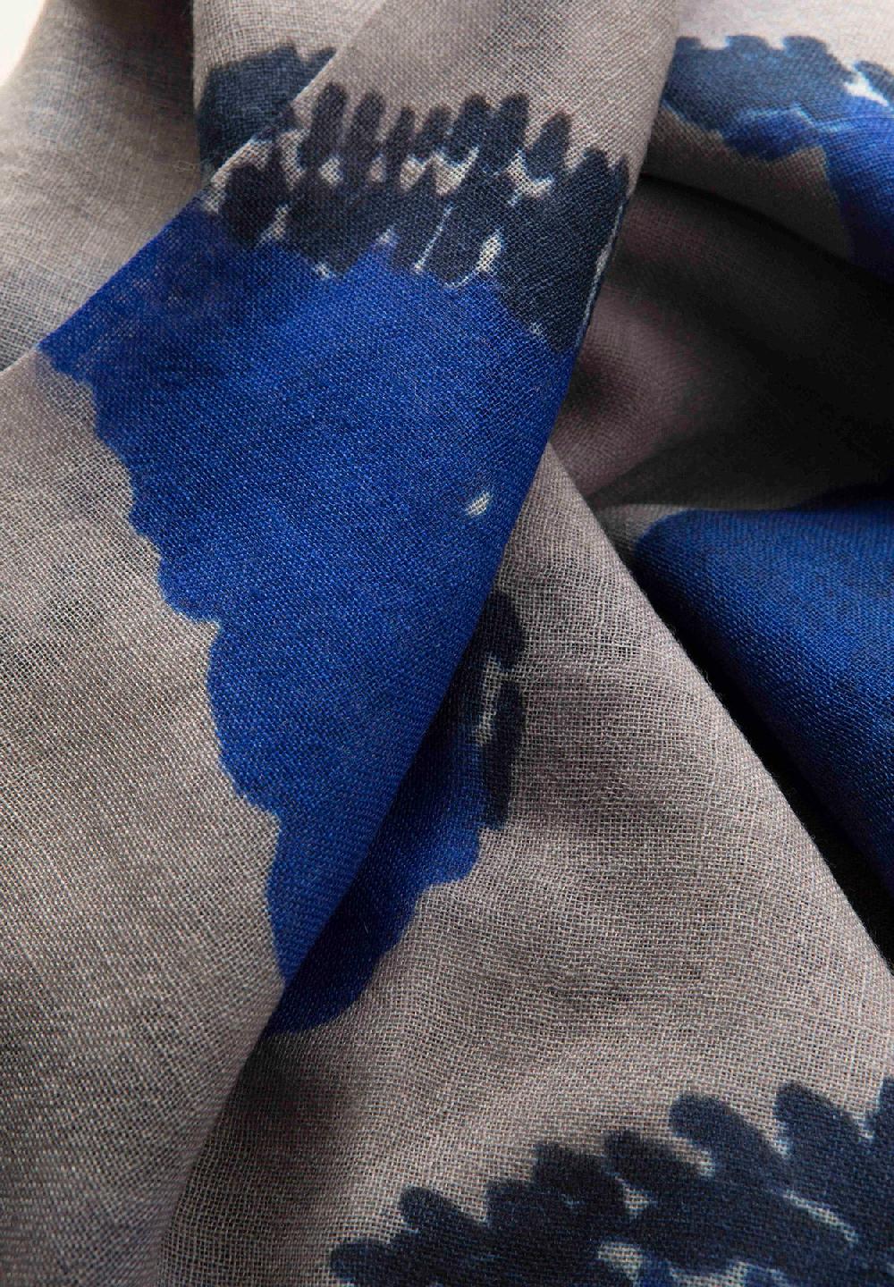 Angelico Stola grigia blu fantasia astratta lana frange In vendita